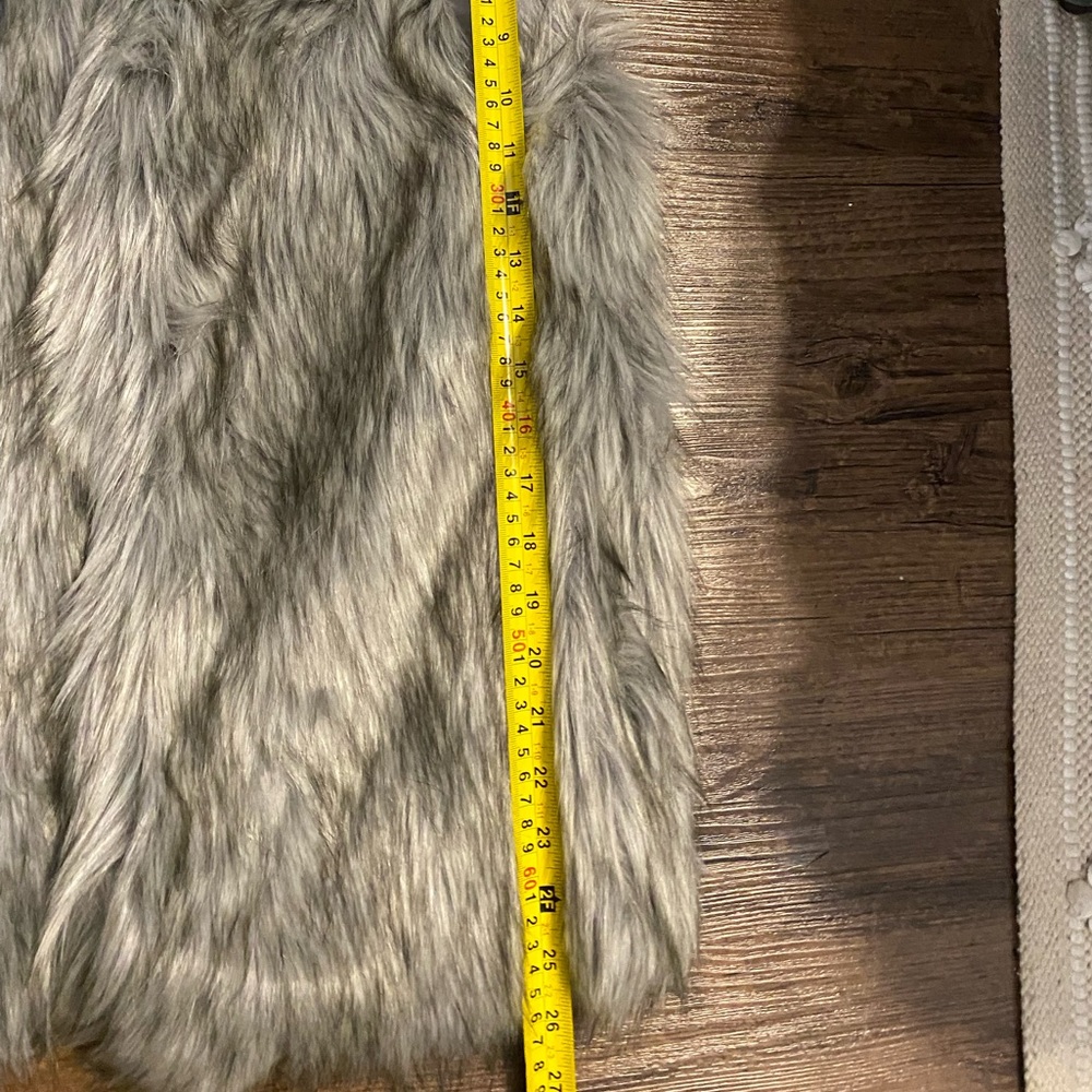 Grey faux fur vest - Picture 4 of 6